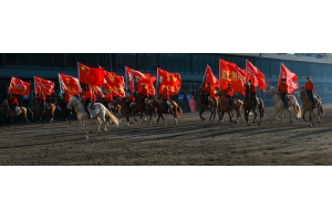 “唱著刀歌游新疆”—這些天，全國游客在這里歡聚