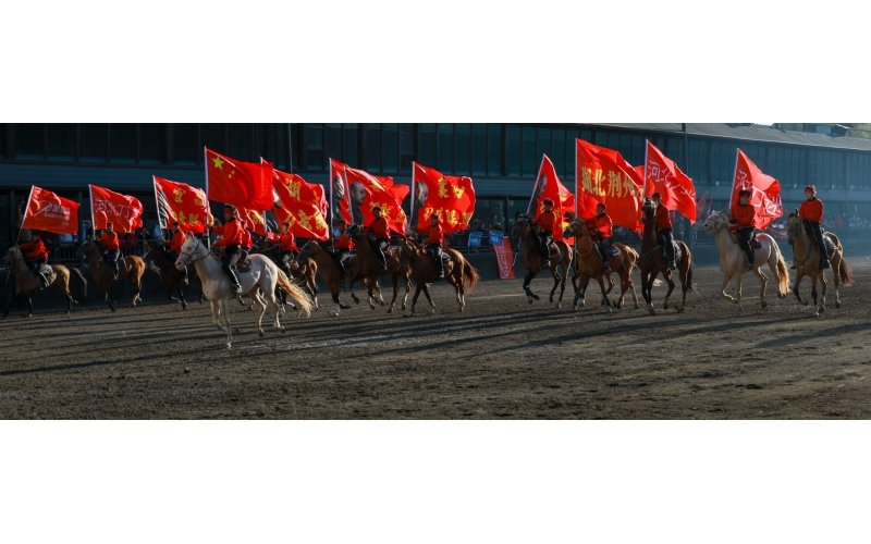 “唱著刀歌游新疆”—這些天，全國游客在這里歡聚